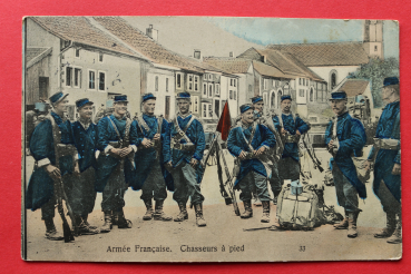Ansichtskarte kolorierte AK Französische Chasseurs 1914-1918 Uniformen Gewehre Tornister Dorf Frankreich France 1. Weltkrieg